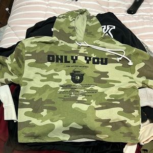 Camo cropped hoodie